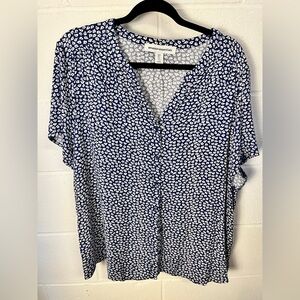 Amazon Essentials Women's Button Down Shirt in Blue and White XL